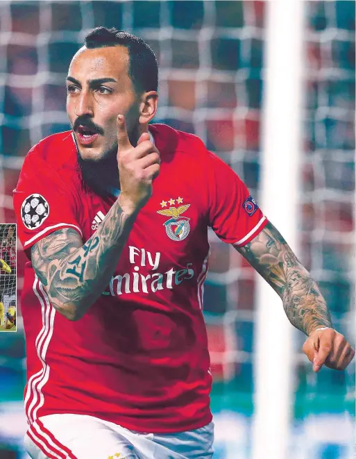  ??  ?? Mitroglou marcou após desvio de cabeça de Luisão e fez disparar os festejos no Estádio da Luz