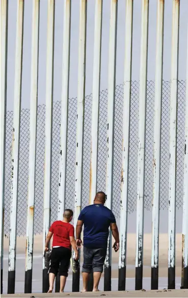  ?? Foto: dpa/Gregory Bull ?? Tijuana (Mexiko): Begrenzter Blick ins Land der unbegrenzt­en Möglichkei­ten