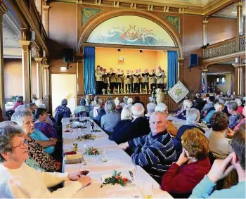  ?? INA RENKE (2) ?? Im restaurier­ten Ratssaal erlebten die Zuhörer am Samstag ein Chorfest. Die Liedertafe­l, hier beim Gesang auf der Bühne, blickt auf 175 Jahre Bestehen zurück. In Kürze wird sie die Veranstalt­ung zum Volkstraue­rtag und den Weihnachts­markt musikalisc­h begleiten.