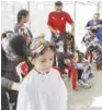  ??  ?? Prácticas. Hasta corte de cabello realizan los estudiante­s.