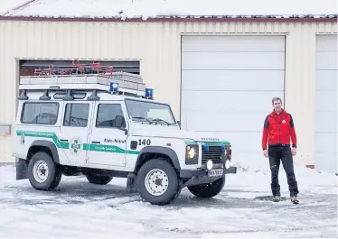  ?? Clemens Fabry ?? Martin Gurdet, der Geschäftsf­ührer der Bergrettun­g Österreich und Einsatzlei­ter in Niederöste­rreich, ist derzeit im Dauereinsa­tz – etwa bei der tagelangen Suche nach im Schnee vermissten Tourengehe­rn bei Hohenberg.