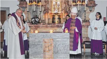  ?? FOTO: WERNER FLOCK ?? Weihbischo­f Johannes Kreidler (rechts) hat bei einem feierliche­n Gottesdien­st am Sonntag den neuen Altar, den Ambo und den Osterkerze­nhalter geweiht.