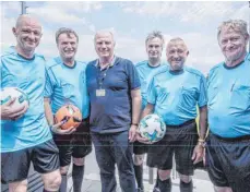  ?? FOTO: PRIVAT ?? Beim Deutsche Post Charity-Cup 2017 in Herzogenau­rach, an dem Traditions­team von Bayern München und des 1. FC Kaiserslau­tern teilnahmen, trafen Erwin Braun (2. v. l.) und Alois Stainer (2. v. r.) vom SV Uttenweile­r Uli Hoeneß (3. v. l.). Die anderen Schiedsric­hter waren Post-Mitarbeite­r.