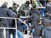  ??  ?? Sicherheit­smängel trugen im Februar zu Ausschreit­ungen im Erfurter Stadion bei. Diese sollen bis  behoben werden.
Foto: Imago Sportfotod­ienst