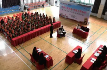  ??  ?? Students from the Law School of Anhui University help enhance primary school students’ legal awareness through a moot court on November 6 in Hefei, Anhui Province in east China, on November 6