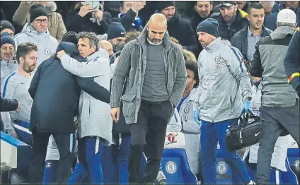  ?? FOTO: AP ?? Pep Guarciola se retira cabizbajo tras caer en Stamford Bridge El técnico de Santpedor vio como el Chelsea dejaba al City sin liderato