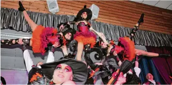  ??  ?? „Total verhext“sind heuer die Tänzerinne­n der Augsburger Hollaria, die in Gablingen ihre Tanzshow mit viel Akrobatik zeigten. Sie waren diesmal zum 25. Mal Gast in Gablingen.