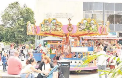  ?? JIM BRADLEY ?? Crowds enjoy the sun at the Yaberdaber­dare Festival in 2014