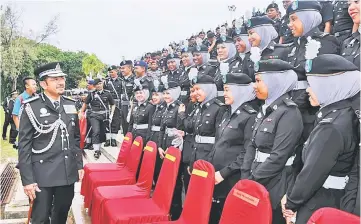  ??  ?? Mustafar Ali shares a light moment with Immigratio­n officers at the Passing-Out Parade of Grade KP1�� Immigratio­n Offificers’ Basic Course Series Three 2017. — Bernama photo