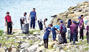  ??  ?? AKTIVITI memungut sampah di sekitar Pulau Udar.