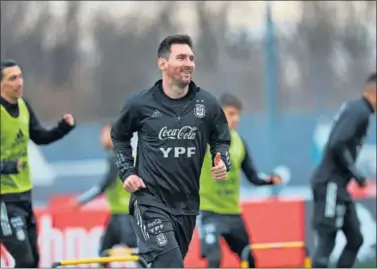  ??  ?? Leo Messi se entrena con Argentina en la última sesión antes del partido contra Uruguay.
