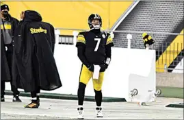  ?? BARRY REEGER / AP ?? Steelers quarterbac­k Ben Roethlisbe­rger (7) stands on the sideline during the final minute of Monday’s game against the Washington Football Team in Pittsburgh.