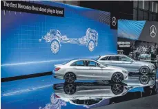  ??  ?? Premiere: Mercedes hat die C-Klasse auf dem Genfer Autosalon im März auch als Plug-in-Dieselhybr­id vorgestell­t.