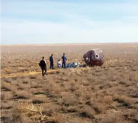  ?? FOTO REUTERS ?? Aleksei Ovchinin y Nick Hague, tras ser sacados de la cápsula, que aterrizó en la estepa kazaja.