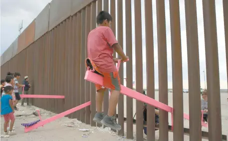  ??  ?? Familias juegan en la frontera de México con Estados Unidos, en Ciudad Juárez, Chihuahua.