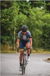  ??  ?? Muy dura. Cinco horas de pedaleo -5:15 en total, aprovechan­do los cinco avituallam­ientos- nos costó acabar la marcha, de 126 km y 2.600 m de desnivel.