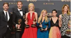  ??  ?? Jeffrey Nordling, Alexander Skarsgard, Nicole Kidman, Reese Witherspoo­n, Zoe Kra vitz und Laura Dern wurden in Los Angeles für die US Serie „Big Little Lies“ausge zeichnet.