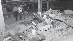  ?? SONNY TUMBELAKA/AFP/GETTY IMAGES ?? Debris from a magnitude 7.0 earthquake on Indonesia’s Lombok Island crushed motorcycle­s at a shopping mall.