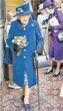  ?? ?? La reina de Inglaterra con bastón, el pasado martes en Westminste­r.