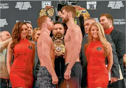  ??  ?? PREPARADOS. Canelo y Rocky Fielding, frente a frente en su último careo antes de medirse esta noche en el MSG.