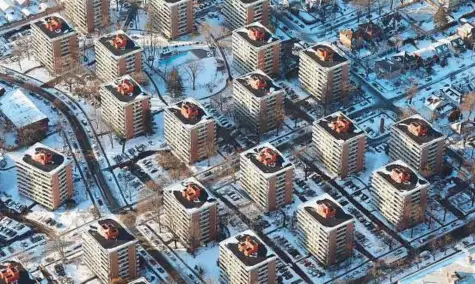  ?? AFP ?? Apartment buildings in New York City yesterday. Under frigid temperatur­es, New York City dug out from the ‘Bomb Cyclone’.