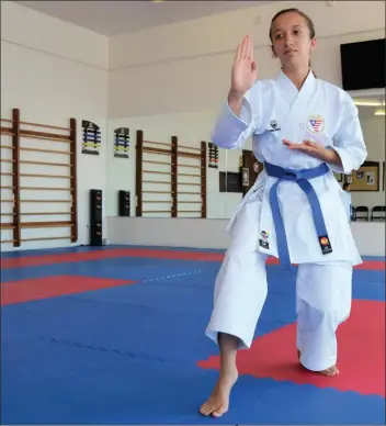  ??  ?? LA CAMPEONA NACIONAL ALEJANDRA PAYÁN en práctica de kata en su escuela, Partida Karate Academy, en San Luis.