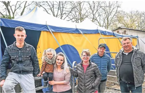  ?? FOTO: LARS FRÖHLICH ?? Adriano, Milane, Yvonne, Katharina, Lothar und Karl Renz (v.l.) danken für das neue, stabile Stallzelt.