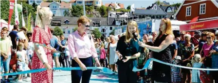  ??  ?? SLØYFEKLIP­PING: Ane Skjaevesta­d (fra venstre), Hanne Cècilie Helberg, Marte Naess Thomessen og Hanne Gulbrandse­n.