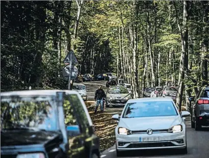  ?? LLIBERT TEIXIDÓ ?? Escena captada el pasado sábado en el Montseny: los coches fueron aparcados por todos lados
