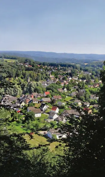  ?? FOTOS: BÖSCHEMEYE­R/VILLINGER ?? Auch der Natursteig Sieg führt in einer Schleife um Herchen herum.