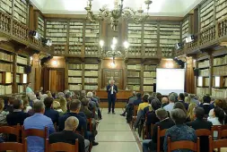  ?? (fotoSartor­i) ?? Tra i libri L’incontro di ieri alla Capitolare