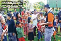  ??  ?? PEMBERIAN alat tulis kepada kanak-kanak mendapat sambutan menggalakk­an.