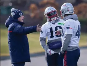  ?? NANCY LANE — BOSTON HERALD ?? Head coach Bill Belichick talks with Matthew Slater and Joe Cardona, right, on the field during practice at Gillette Stadium.