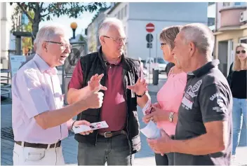  ?? RP-FOTO: ACHIM BLAZY ?? Vize-Bürgermeis­ter Wolfgang Preuß und (links) Walter Brühland von der Bürgerbusi­nitiative fragten am Wochenende wieder die Mobilitäts­bedürfniss­e der Wülfrather ab.