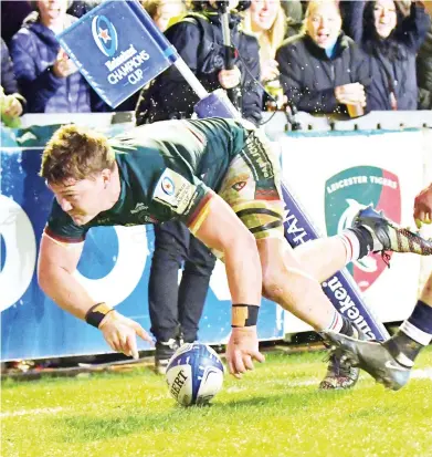  ?? PICTURES: Getty Images ?? Touchdown: Jasper Wiese scores in the corner for the only try of the game