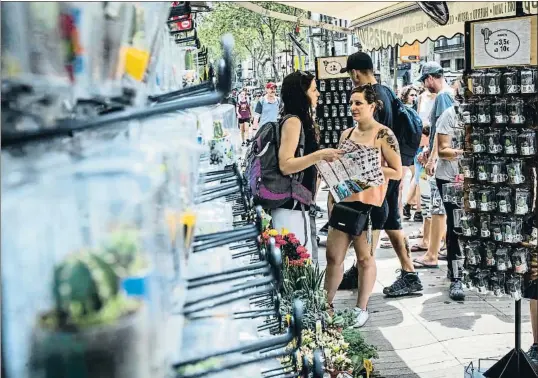  ?? LLIBERT TEIXIDÓ ?? Souvenirs de la Rambla Estos días la venta de rosas se está disparando, pero las tacitas con cactus de recuerdo se imponen el resto del año