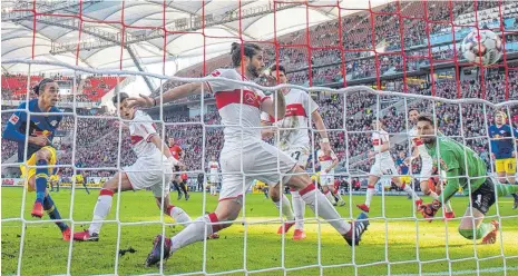  ?? FOTO: DPA ?? Und wieder ein schneller Rückstand für Stuttgart: Leipzigs Yussuf Poulsen trifft (li.) zum 1:0, Marc-Oliver Kempf (daneben) hat gepatzt.