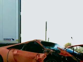  ?? Distrutta ?? Quel che resta della Lamborghin­i dopo lo scontro con il tir fuori dallo stabilimen­to Foto di Stefano Cavazzoni