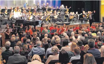  ?? FOTOS (3): SIEGRID BRUCH ?? Beim großen Jubiläumsk­onzert der Musikschul­e in der Stadthalle haben verschiede­ne Ensembles und Orchester die Vielfalt der Musikschul­e unter Beweis gestellt.