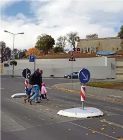  ?? FOTO: MARCO SCHMIDT ?? Der Zebrastrei­fen zwischen Domplatz und Petersberg ist kaum noch zu erahnen. Sogenannte Inselköpfe sollen ab sofort die sichere Querung der Straße ermögliche­n.