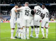  ?? ?? Los jugadores del Madrid celebran un gol en el estadio Bernabéu.