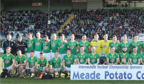  ?? Pictures: Paul Connor ?? Curraha line up for their pre-final photo at the start of what proved to be a historic afternoon at Pairc Tailteann.