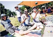  ?? ANDREAS BRETZ ?? David und Hannah Goldfarb mit ihren Söhnen Milian (10), Noah (7) genießen bei bestem Wetter die Musik im Hofgarten. Für sie ist die Veranstalt­ung ein großes Picknick mit netten Leuten.