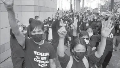  ??  ?? HONG KONG
Protesters gesture outside West Kowloon Magistrate­s' Courts where pro-democracy activists face charges related to national security, in HK, China.
-REUTERS