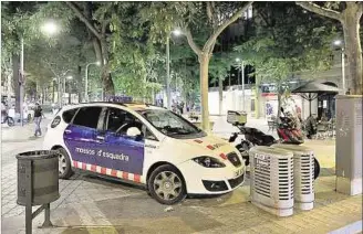  ??  ?? CUSTODIA. Policías españoles rodean el consulado uruguayo desde el pasado viernes.