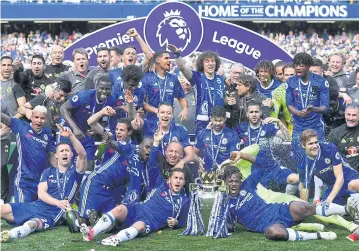  ?? AFP ?? Chelsea players celebrate their Premier League title at the end of the match against Sunderland at Stamford Bridge.