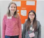  ??  ?? Elena Smej (5b) und Elena Schnele (7b) vom Werkmeiste­r-Gymnasium in Neresheim forschen über Wettervorh­ersagen.