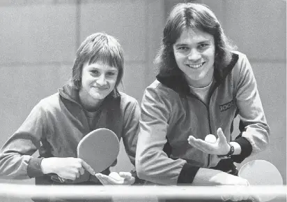  ?? FOTO: IMAGO ?? Lächelnd ins Profidasei­n: HansJoachi­m Nolten (l.) und Ralf Wosik im November 1975 am Start ihrer Tischtenni­sLaufbahn.