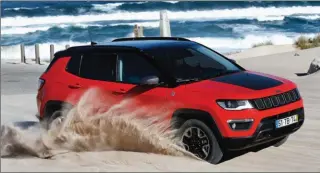  ??  ?? Le Compass Trailhawk est à l’aise sur tous les terrains.