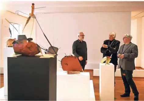  ?? RP-FOTO: GOTTFRIED EVERS ?? Auke de Vries (Mitte) bereitete mit Stephan Mann (r.) und Steffen Fischer die Ausstellun­g vor.